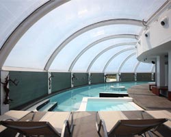 Estructura transparente curva en piscina circular