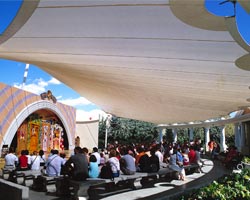 Estructura tensada de lona en sillas de teatro al aire libre