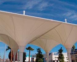 Estructura tensada en forma de parasol al revés