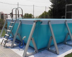 Piscina grande con escaleras de pvc