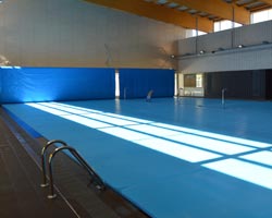 Cubierta en piscina interior con instalación elevada