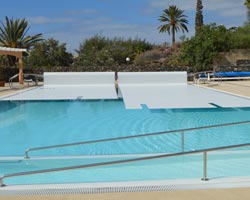 Doble cubierta de lamas en piscina 