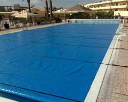 Cubierta con amarres en piscina exterior