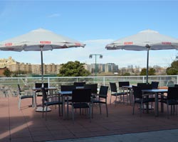 Parasoles blancos terraza bar victoria