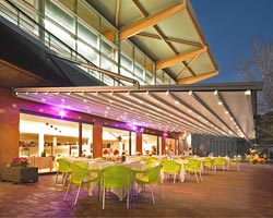 Pergola en edificio cubriendo la terraza de un bar