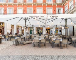 Parasol blanco terraza restaurante en plaza mayor de Madrid