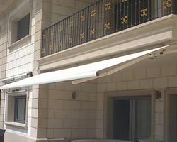 Toldo desplegable color crema en porche
